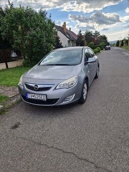 Opel Astra J 1,4 74kw. 2010