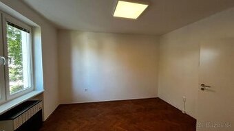 Na PREDAJ príjemný 2-izbový byt s balkónom v tichej a zelene