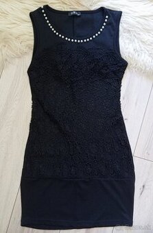 Čierne šaty s perličkami S