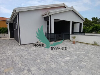 Chorvátsko Novostavba rodinného domu so záhradou na ostrove 