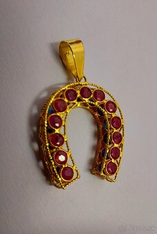 Zlatý prívesok so zafírmi a rubínmi
