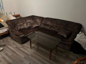 Rohový gauč a sklenený stolík