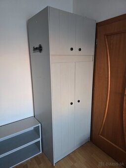 Retro skriňa a poličky