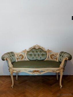 Elegantná vintage lavička chesterfield