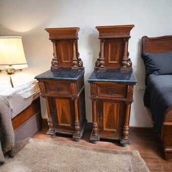Pár starožitných nočných stolíkov s mramorovou doskou