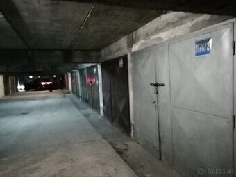 Predám garáž v Ružinove s pozemkami