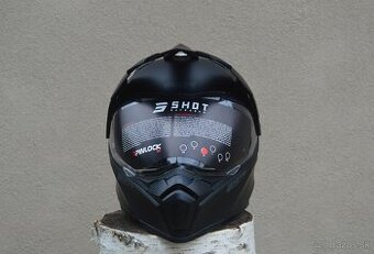 prilba enduro shot vysúvacou slnečnou dymovou clonou čierna