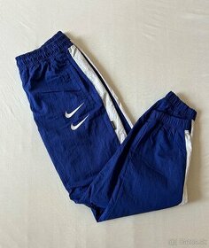 Šušťákové Nike nohavice.