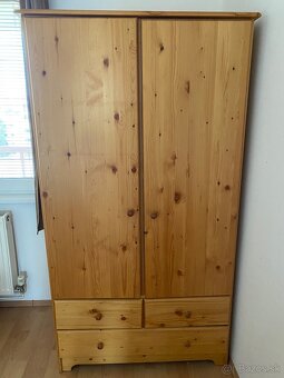 Skriňa a skrinka z borovice