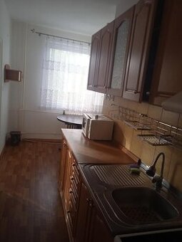 Prenájom:3 izbového bytu v KNM s balkónom.