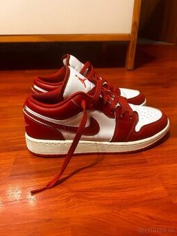 Air Jordan low se dune red