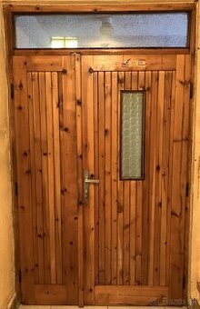 Masívne drevené vchodové dvere so svetlíkom a rozšíriteľným