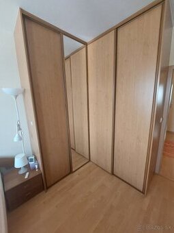Vstavanárohová roll door skriňa