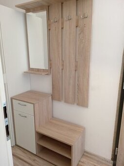 Predám vešiakovú stenu so skrinkou