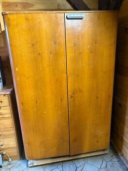 Staršia drevená skriňa z masívu