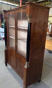 starožitná Vitrínová knižnica