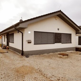 4i dom s krbom, klímou v tichej časti obce Slovenský Grob