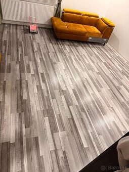 Laminátové podlahy a obývačkový stôl