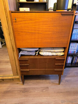 Masívny vintage bar