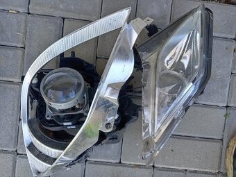 Mercedes Benz E trieda ľavý xenon