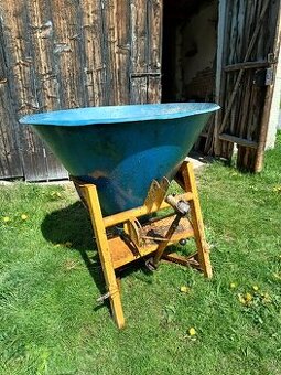 Rozmetadlo hnojiva za traktor.