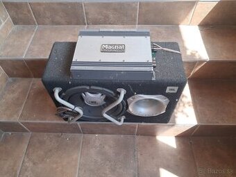 Subwoofer JBL tak ako na foto.