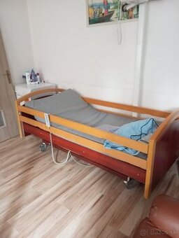 Ponúkam na predaj polohovateľnu posteľ.
