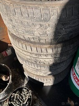Pirelli 215/60 r17c celorocne