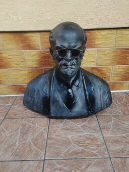 Busta Lenin syngovana