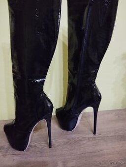 Nádherné čierne čižmy s krokodílím vzorom