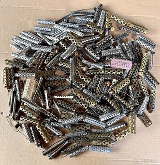 Staré spony, natáčky, holičský strojek na vlasy, flakony