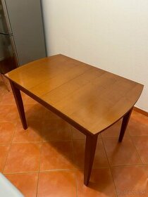 Predám rozkladací jedálenský drevený stôl + 4 stoličky