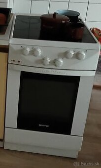 Predam sklokeramický sporák Gorenje. Rúra je plne funkčná. P