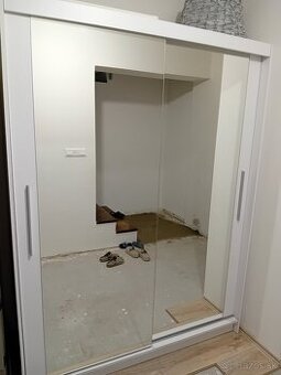 Skrina zo zasuvacimi dverami