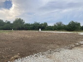 Stavebný pozemok 517 m² – Čaňa, slepá ulica, výborné rozmery