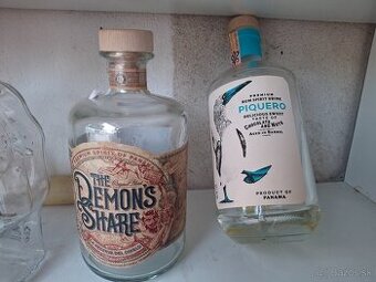 Sklenené rumové fľaše