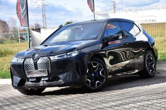 BMW iX xDrive40 PANORAMA ZÁRUKA SR DPH 2023 SOH - 98,5 %