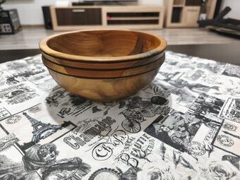 Ručne vyrobená misa z orechového dreva