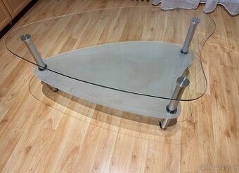 Sklenený konferenčný stolík