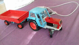 Predám starú hračku traktor Zetor 8011  s vlečkou,červená