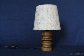 Retro stolová lampa s dreveným stojanom