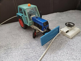 Predám starú hračku traktor Zetor 8011 upravený