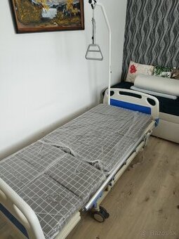Elektrická polohovacia posteľ pre ležiaceho pacienta