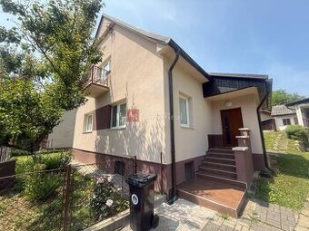 Rodinný dom so samostatne stojacou garážou a útulnou záhrado