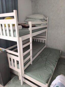 Poschodová posteľ s pristeľkou a suflikmi