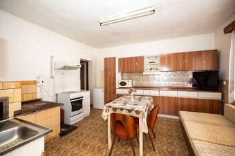 Rod. dom s mega miestnosťou (bar, krb, posedenie), Pohorelá