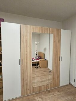 Šatníková skriňa