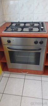 Varná doska s elektrickou rúrou a digestorom