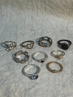 Mix prsteňov, bižutéria – 9 ks v zachovalom stave