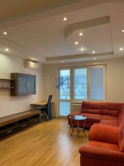 Slnečný 2-izbový byt s balkónom, klimatizáciou a pivnicou - 